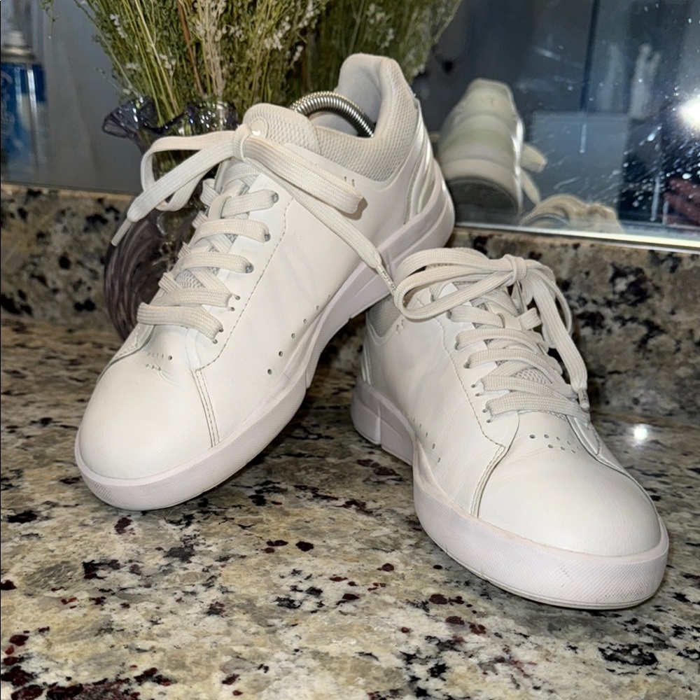 On Running Women's Sneakers The Roger Advantage  -White 6.5